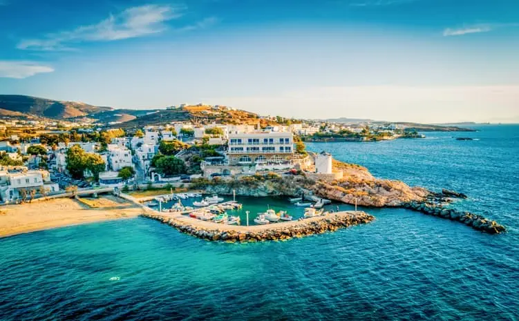 Vista aerea del porticciolo di Paros con case bianche e mare turchese