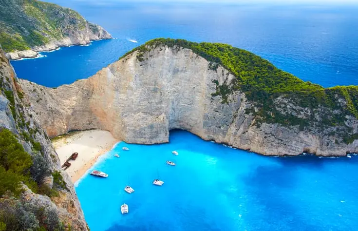 Vista aerea di Navagio, la spiaggia del naufragio a Zante, con barche e acque turchesi