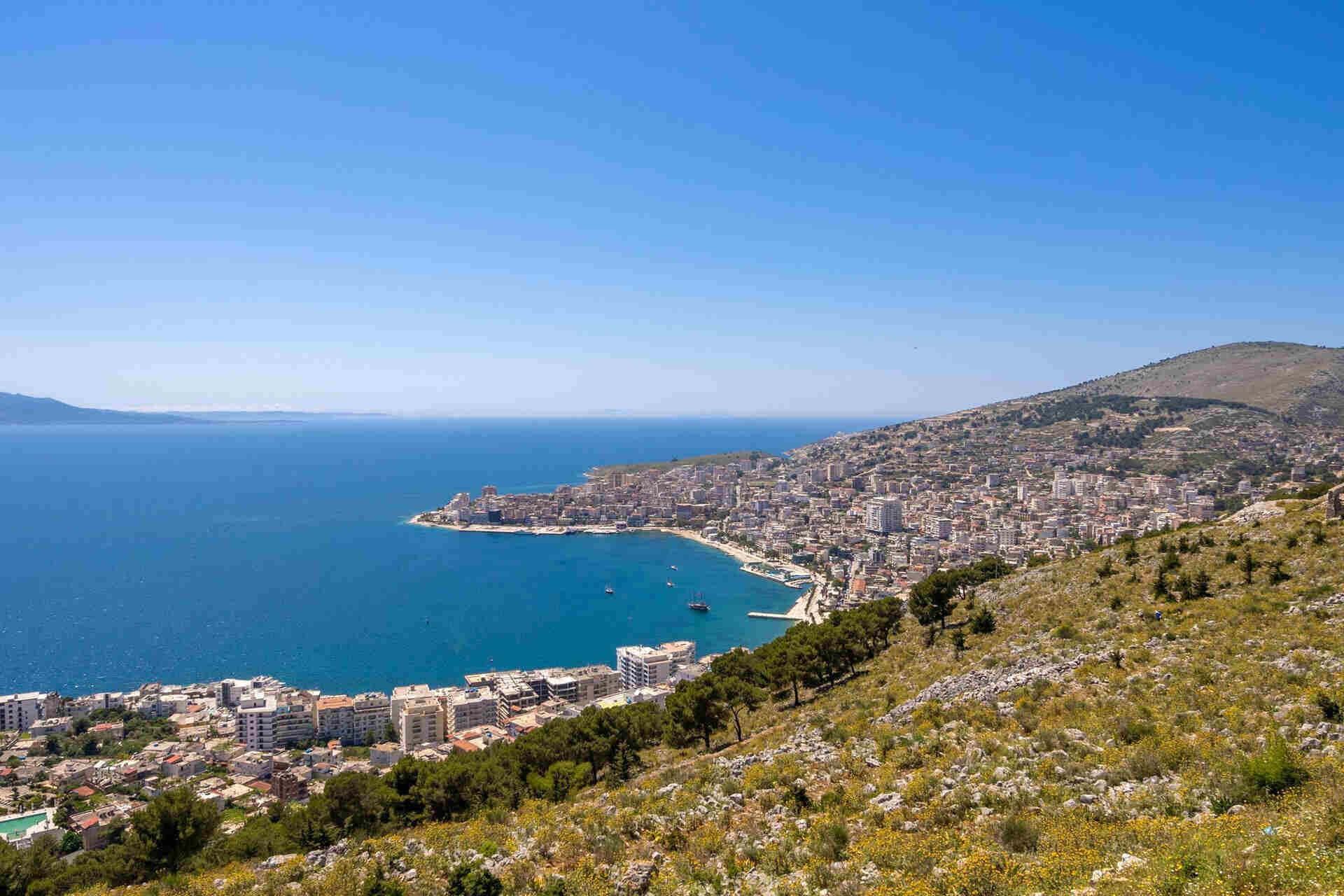 Paesaggio urbano visto dalla collina di kuzum baba vista aerea della città panorama cittadino del centro di Valona