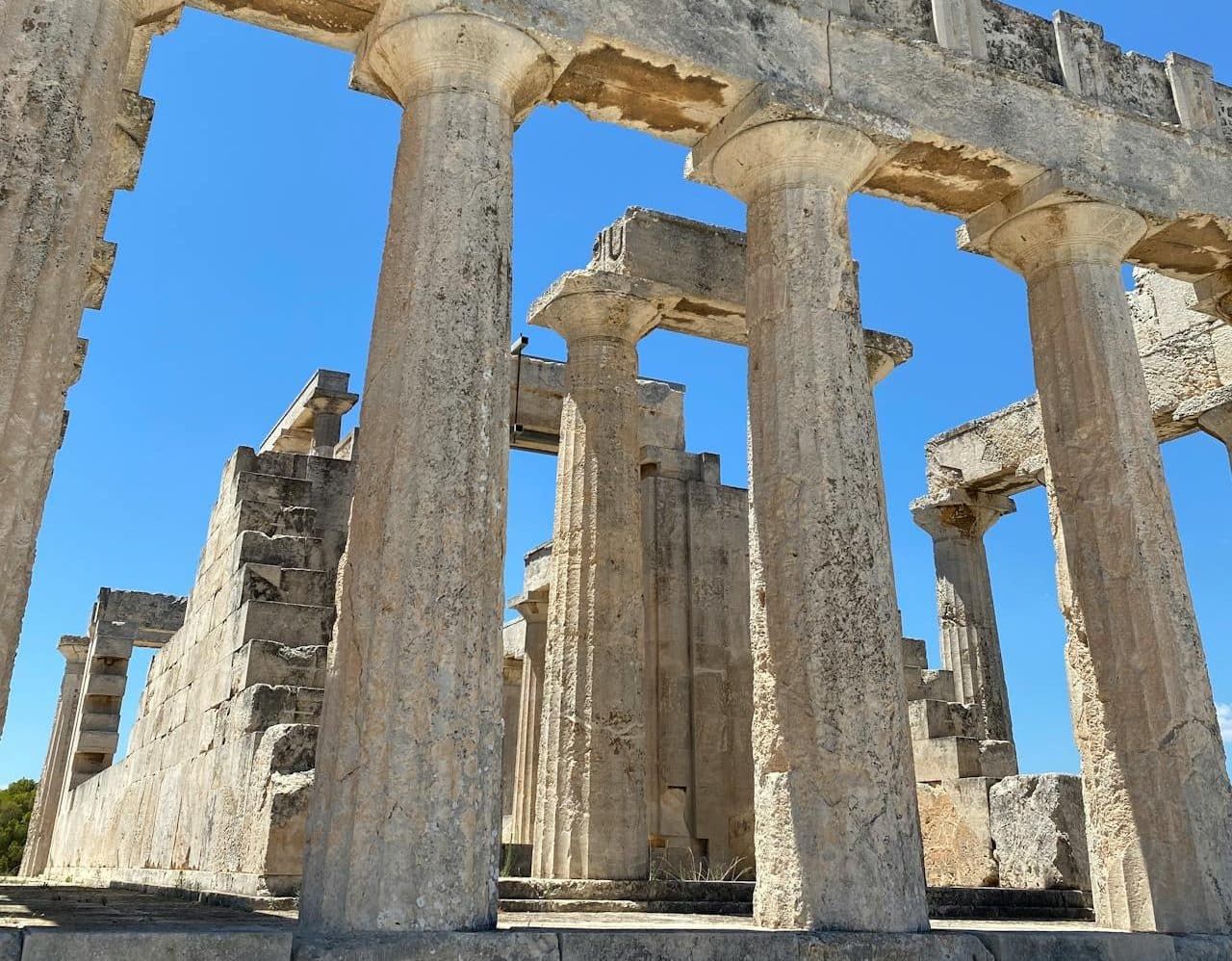 Un ancien temple grec sous le soleil