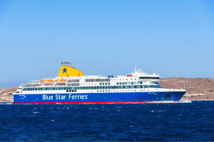 Ενα απο τα πλοια της Blue Star Ferries ταξιδευει σε προς καποιον απο τους προορισμους της στα μπλε νερατου Αιγαίου ενω το πλοιο εχει μπλε, κοκκινα, λευκα και κιτρινα χρωματα