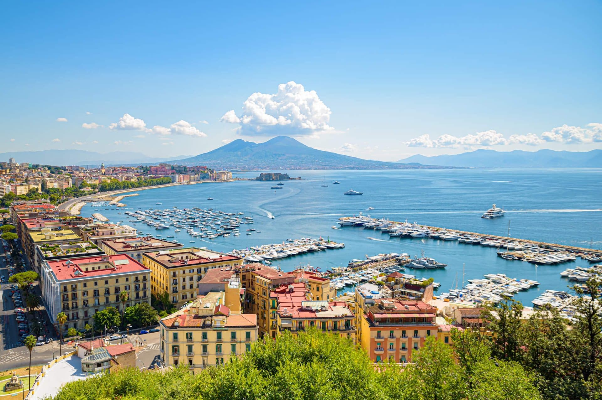 Vue sur la baie de Naples depuis la colline de Posillipo, avec le Vésuve au loin, en arrière-plan.