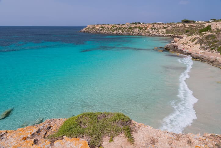 Cala azzurra sull'isola di Favignana
