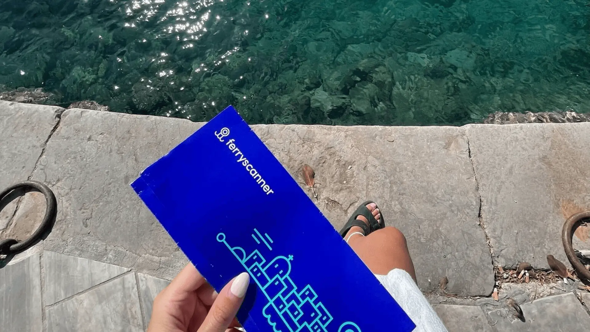 Un billet de ferry à l'enveloppe bleue fourni par Ferryscanner, comparateur en ligne de ferries.