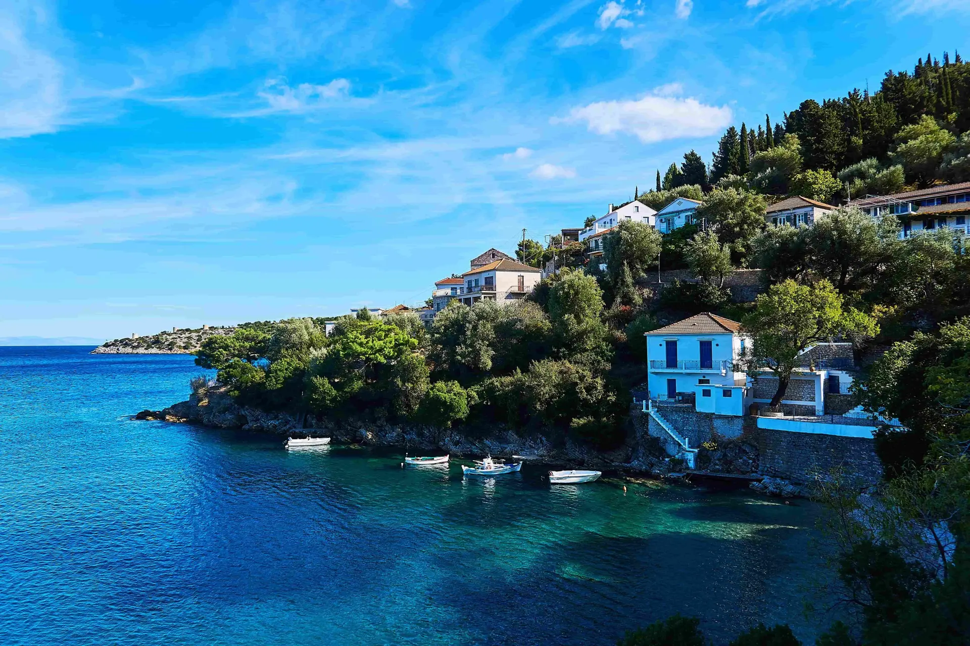 Ιθάκη – Ήσυχος παραθαλάσσιος οικισμός με παραδοσιακά σπίτια σκαρφαλωμένα στο πράσινο, καταπράσινα νερά και μικρές βάρκες να λικνίζονται στο απάνεμο λιμανάκι, σε ένα από τα πιο αυθεντικά τοπία του Ιονίου.