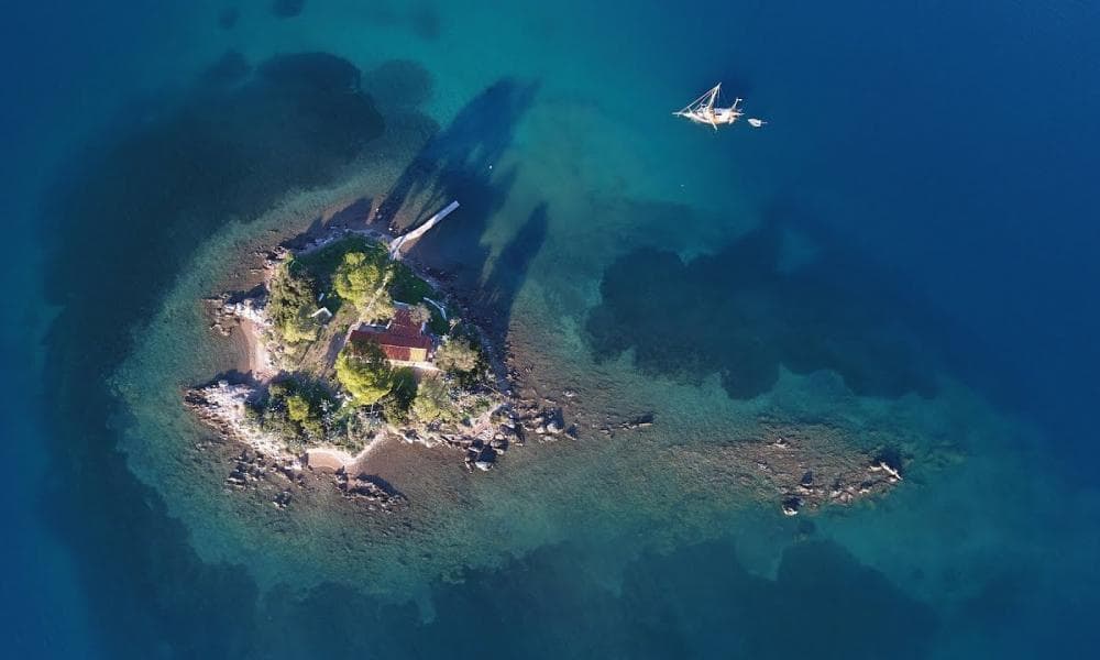Romantic Islands, Daskalio Poros - Island in Greece near Poros that if you look at it from above it looks like a heart. It is green, easily accessible by boat and has a small church, perfect for an island wedding.