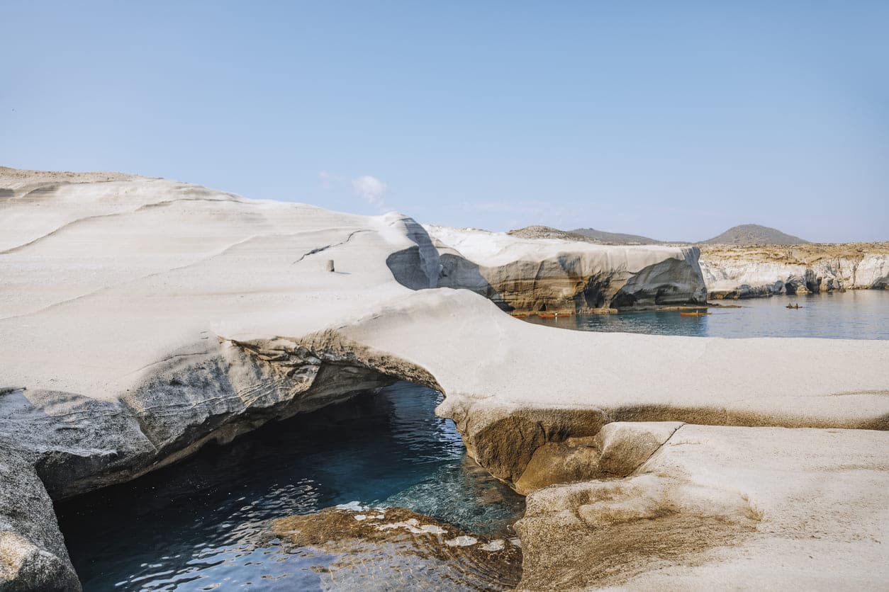 Les falaises blanches de la plage de Sarakiniko sur l'île grecque de Milos
