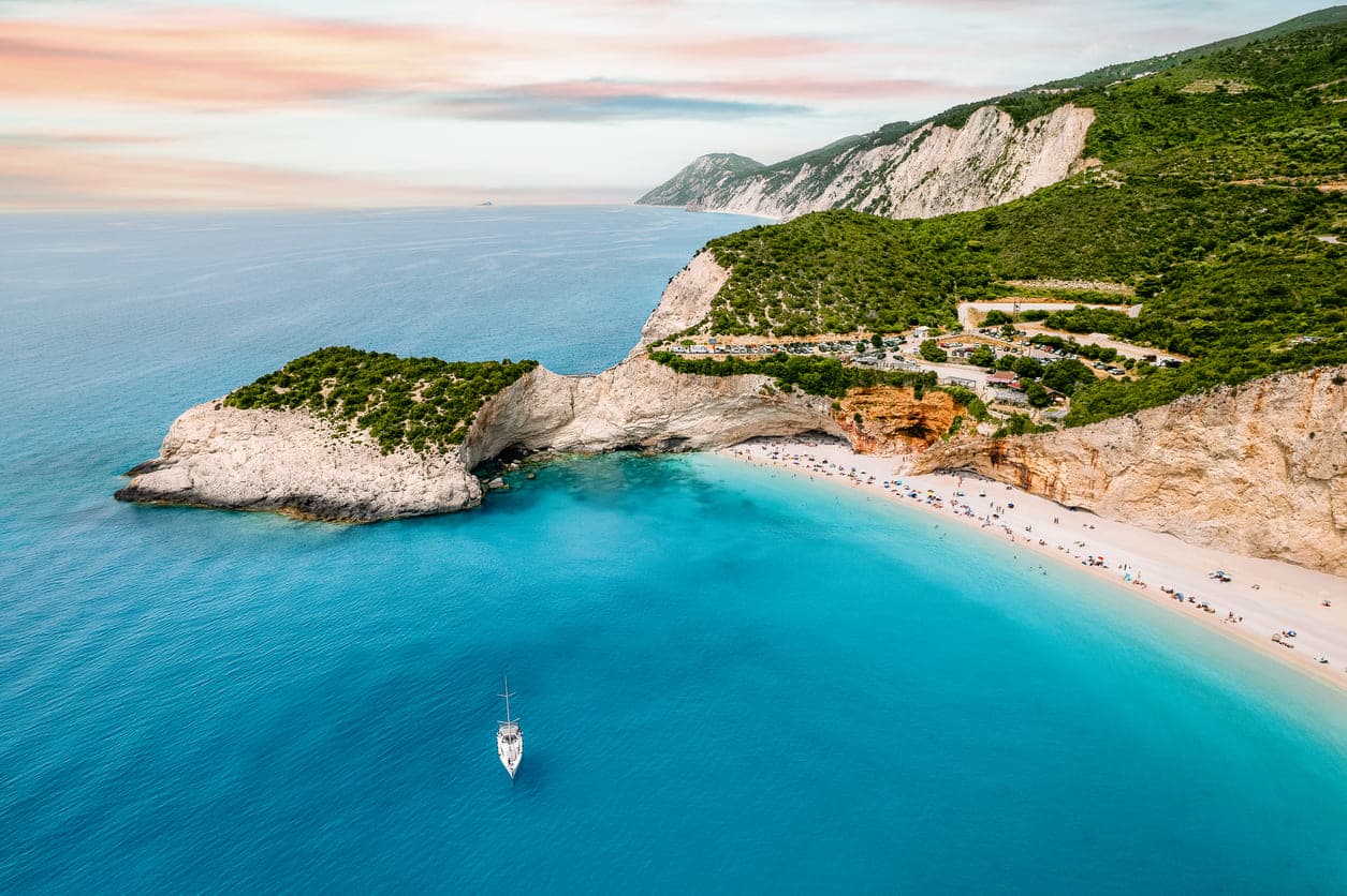 La plage de sable de Porto Katsiki sur l'île grecque de Lefkada