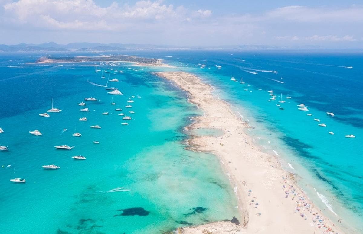 Vista aérea de Formentera de yates anclados y aguas de color turquesa. Fuente: iStock