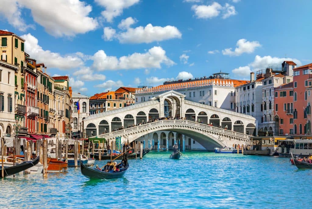 Pogled na Rialto most iznad Canal Grande u Veneciji, Italija