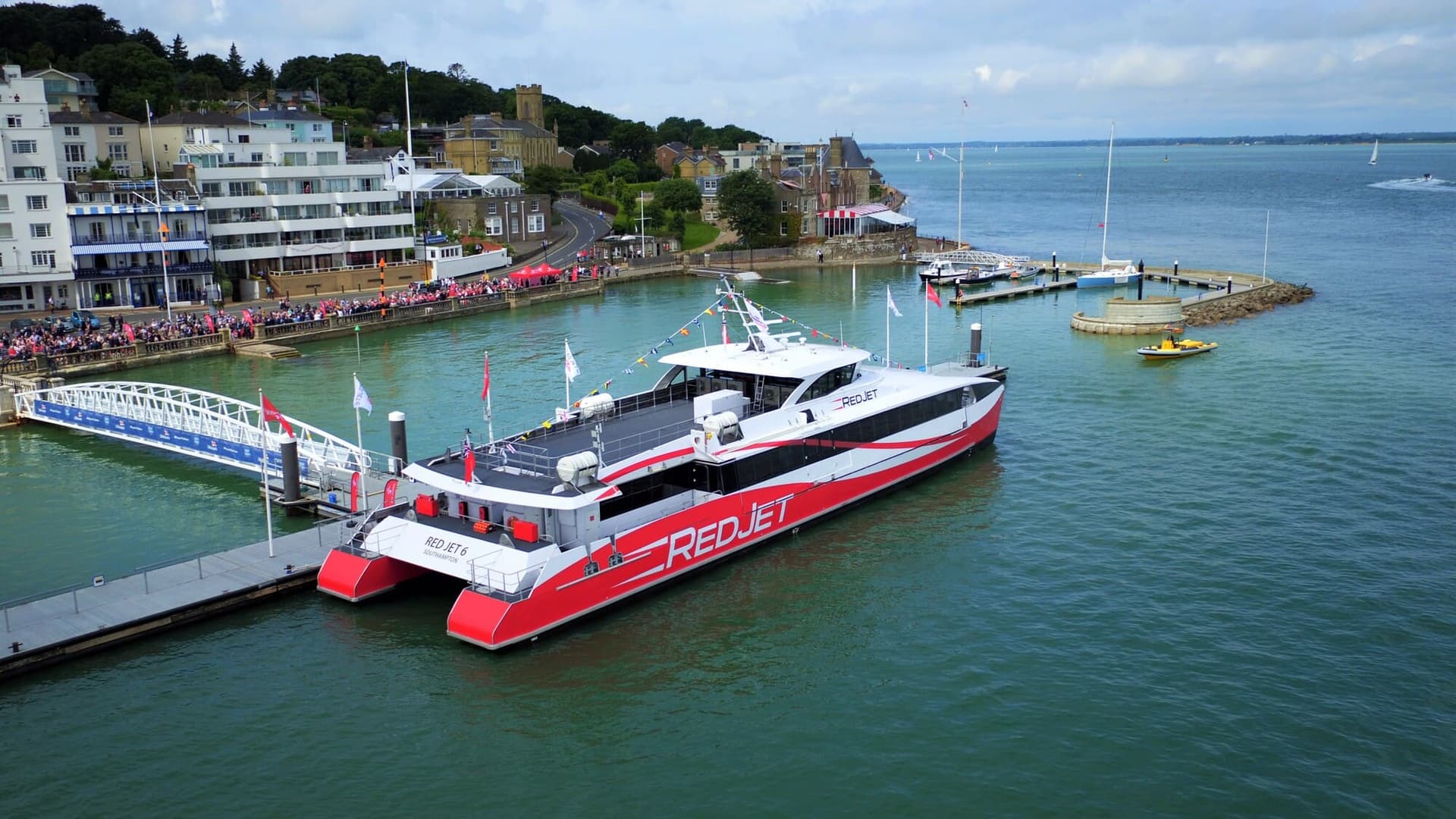 Un navire Red Funnel naviguant en pleine mer