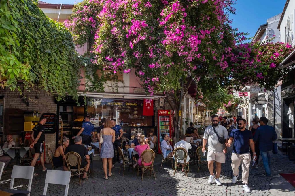 Πολυσύχναστοι δρόμοι του Alacati στο Τσεσμέ, ένα τουριστικό μέρος που φημίζεται για τα ιστορικά πέτρινα σπίτια του και τις παραλίες που είναι κατάλληλες για windsurfing