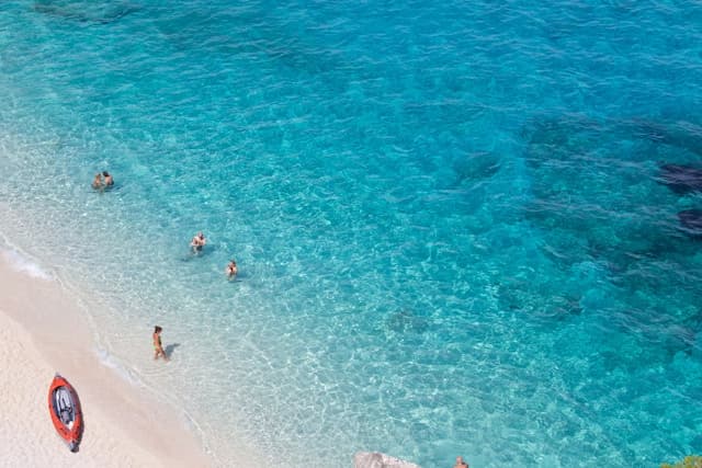 Splendida spiaggia dalla sabbia bianca e finissima, lambita da un mare cristallino dalle sfumature turchesi
