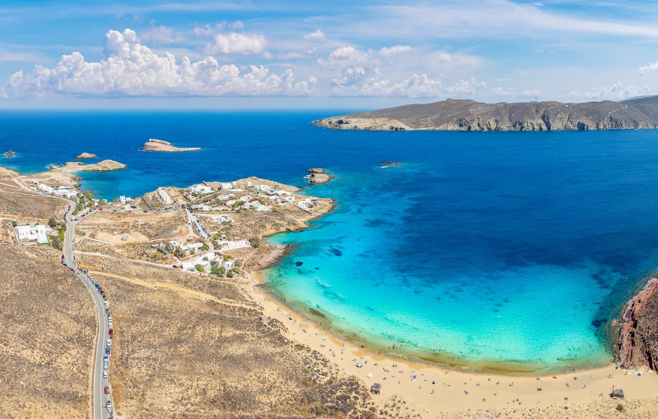 Vista panoramica mozzafiato della spiaggia di Agios Sostis, a Mykonos