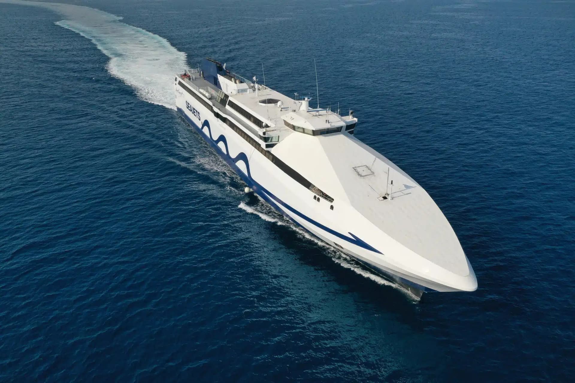 Το ταχύπλοο SuperRunner της Seajets ταξιδεύει με ταχύτητα στο Αιγαίο.