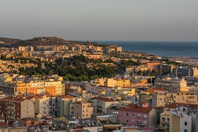 Veduta panoramica di Cagliari con il mare sullo sfondo.