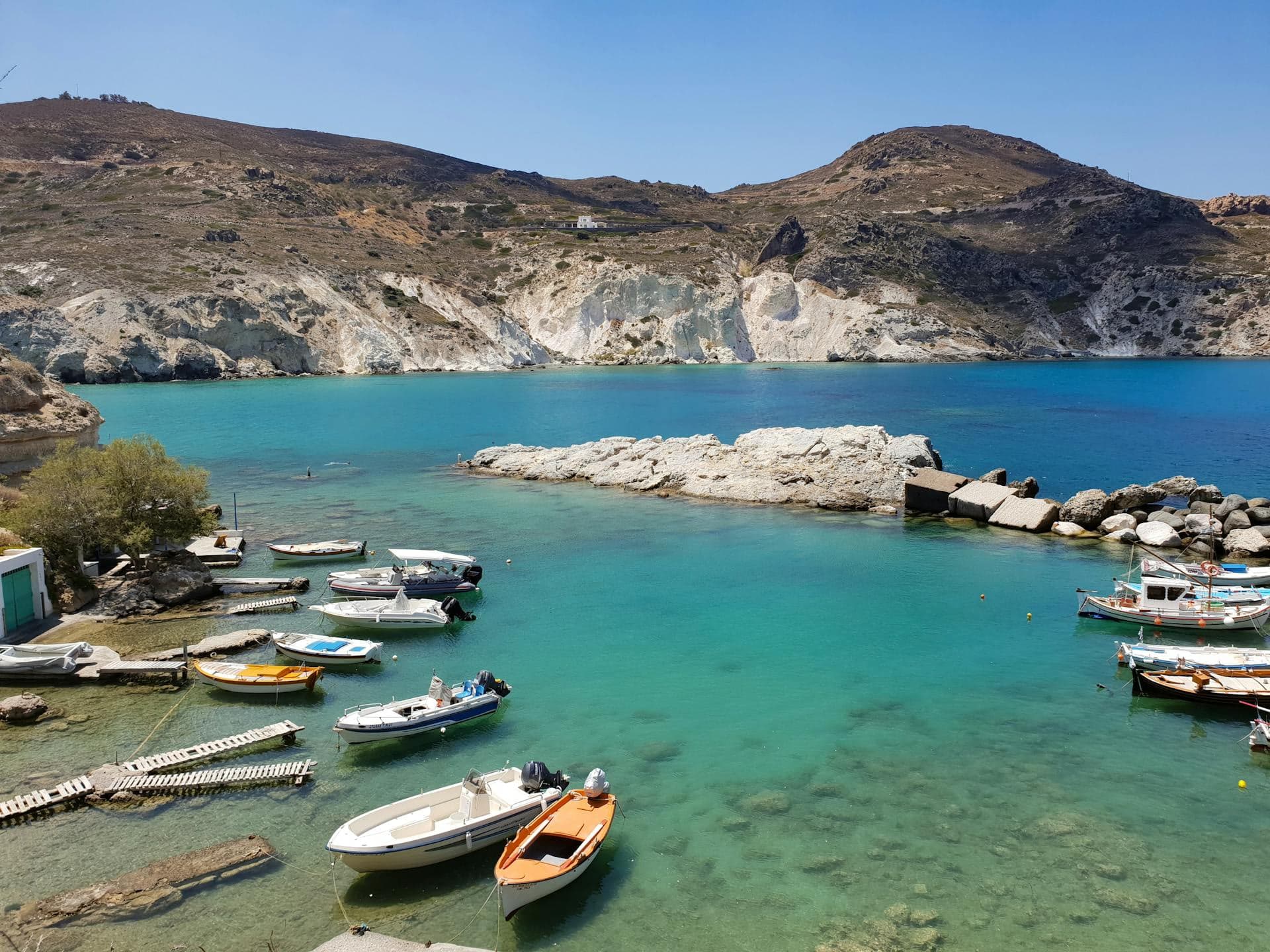 Une plage avec des petites embarcations