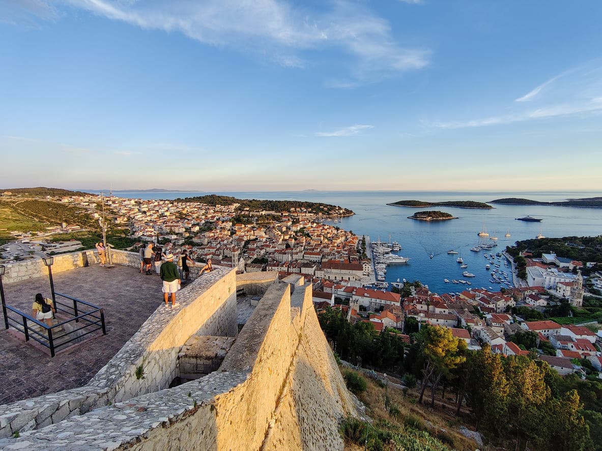 Panoramski pogled na Paklene otoke s kule Fortice u gradu Hvaru na otoku Hvaru.