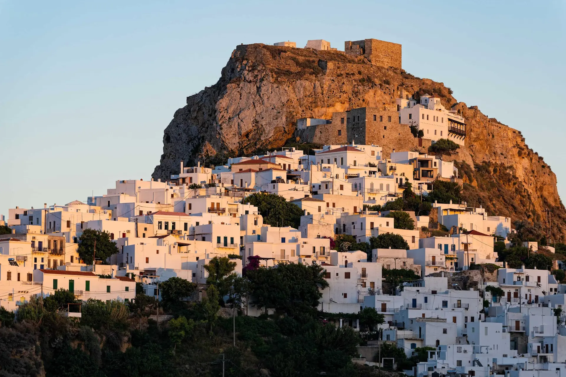 Η Χώρα της Σκύρου, με το κάστρο ψηλά και τα λευκά σπίτια να αγκαλιάζουν τον βράχο.