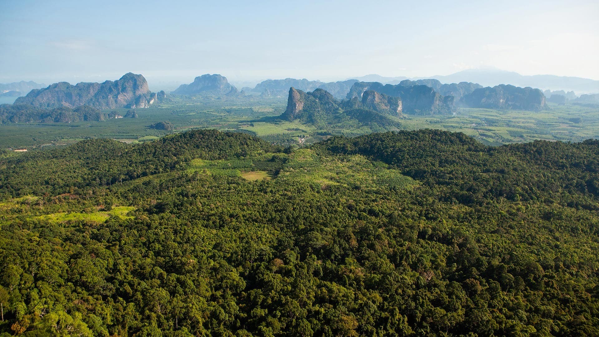 BIrdseye view of the vast greenery of Krabi, Thailand, from the Tabkakhangak trail.