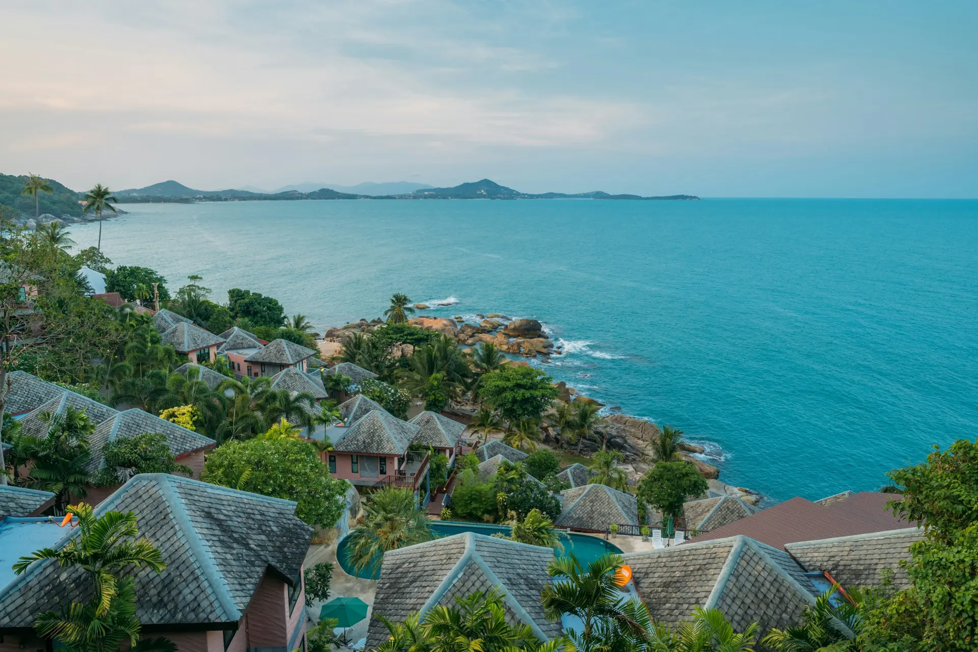 Des toits d'un hôtel de luxe sur les berges de l'île de Koh Samui.