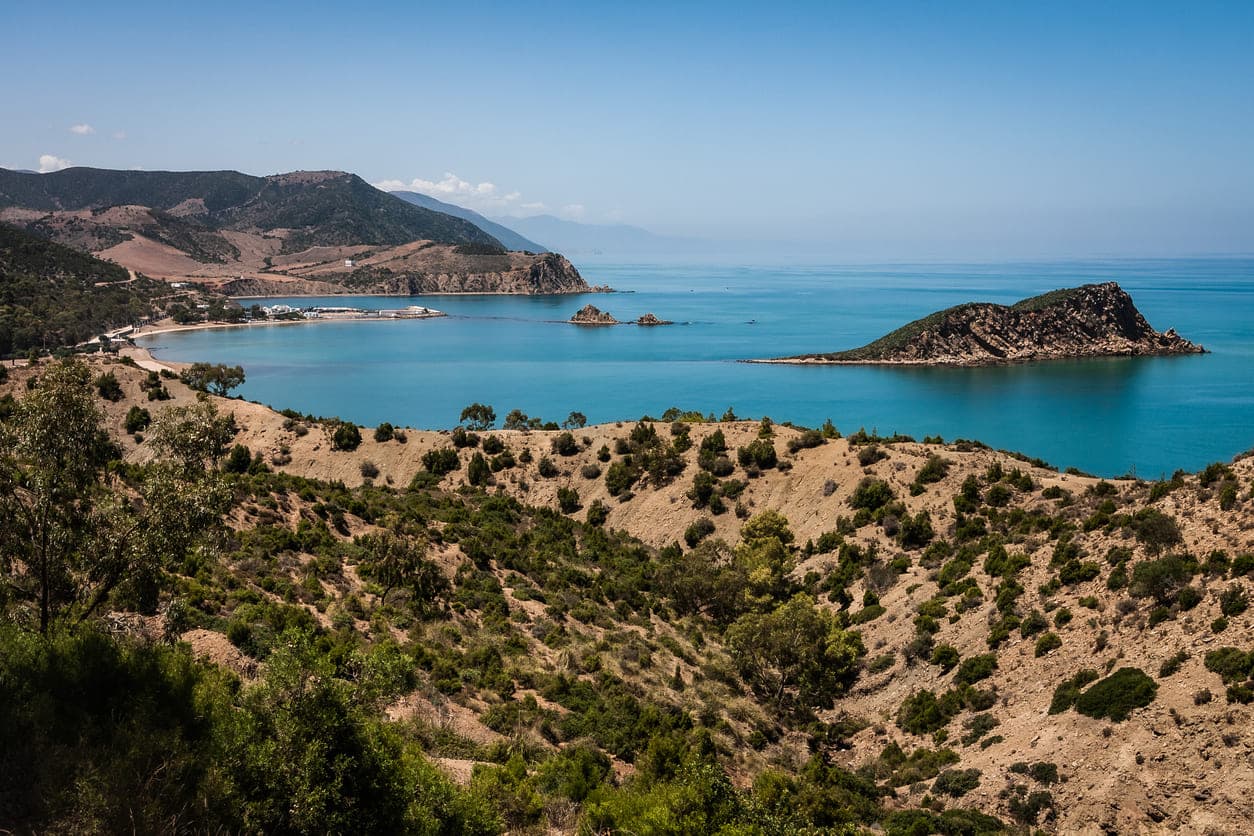Vue sur la baie et la crique préservée de Cala Iris à Al Hoceïma, au Maroc.