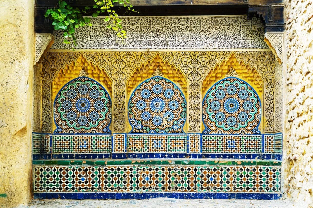 Fontaine colorée près de la porte Bab Al Assa, décorée de mosaïques zellij, à Tanger au Maroc.