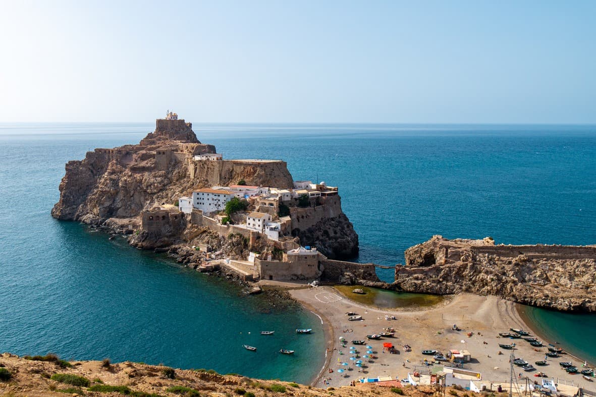 Îlot espagnol fortifié de Peñón de Alhucemas au large d’Al Hoceïma, au Maroc.