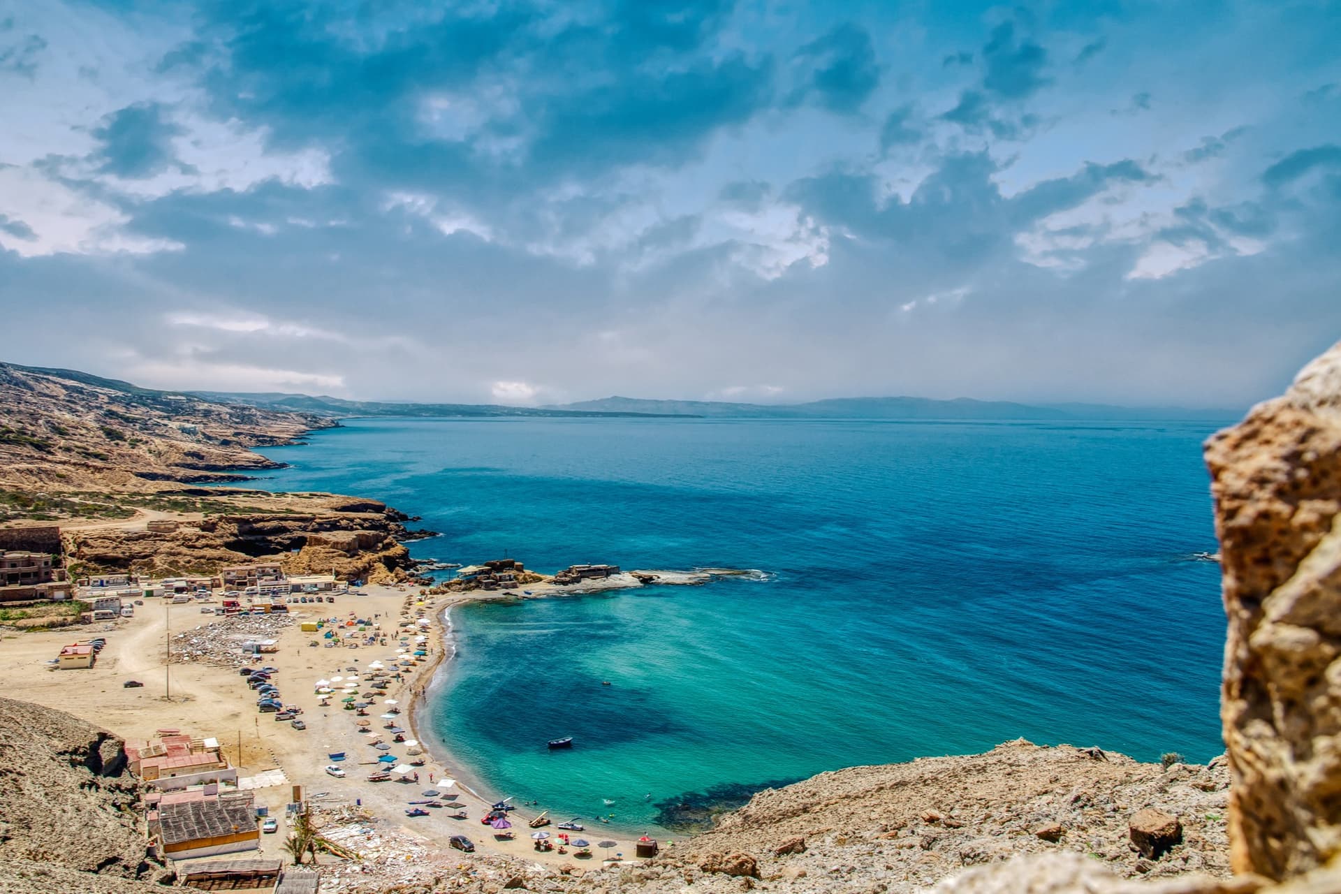Plage de Charrana, sable fin et mer turquoise, près de Nador au Maroc.