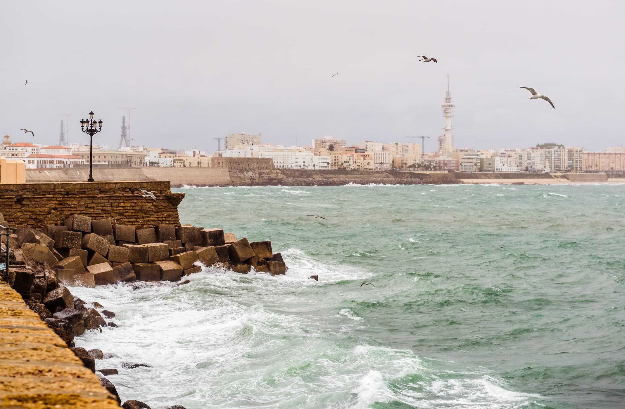 Viento de Levante en Cádiz: qué es y cómo afecta a la ruta del Estrecho de Gibraltar