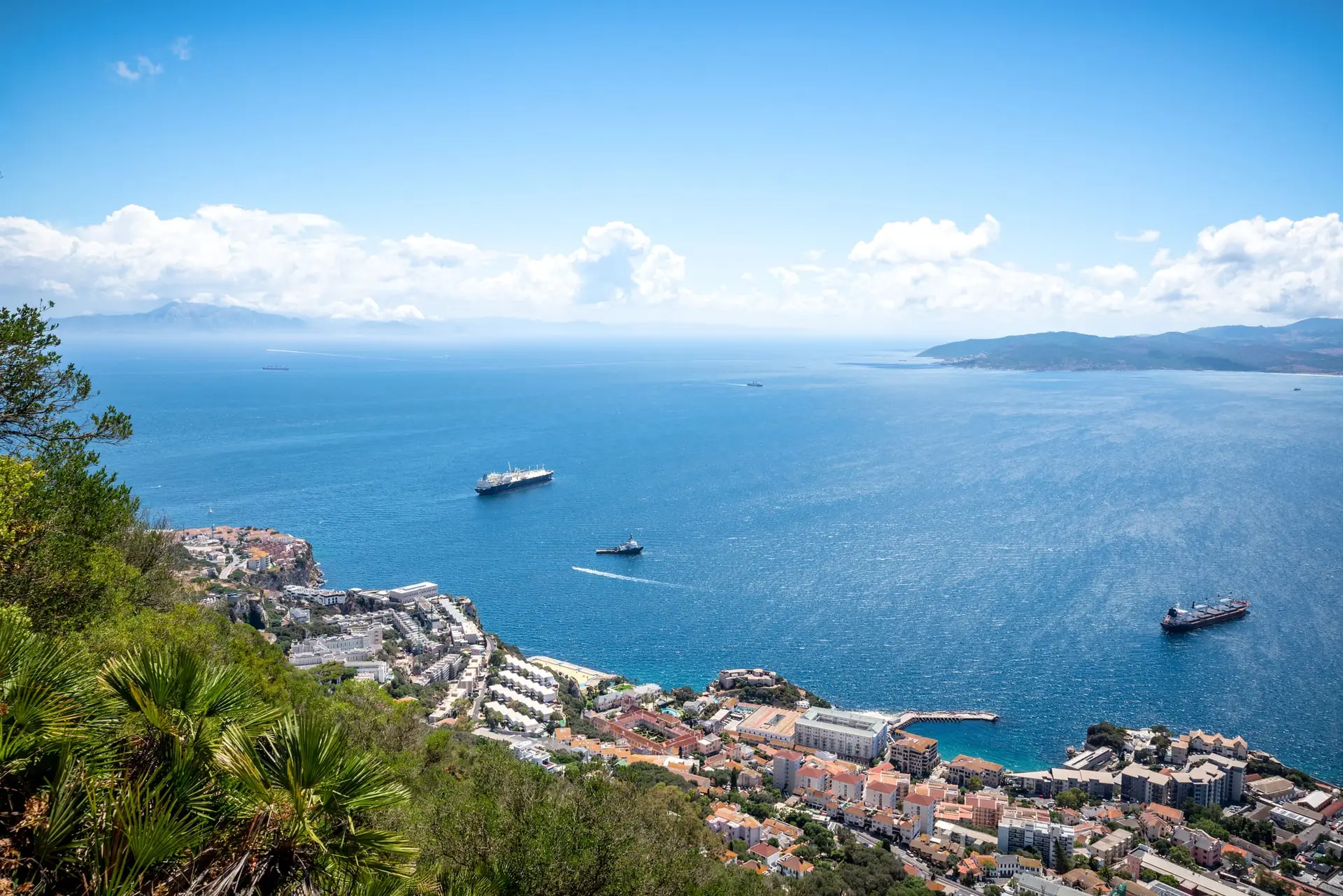 Una vista panorámica del Estrecho de Gibraltar con transbordadores sobre el agua azul.
