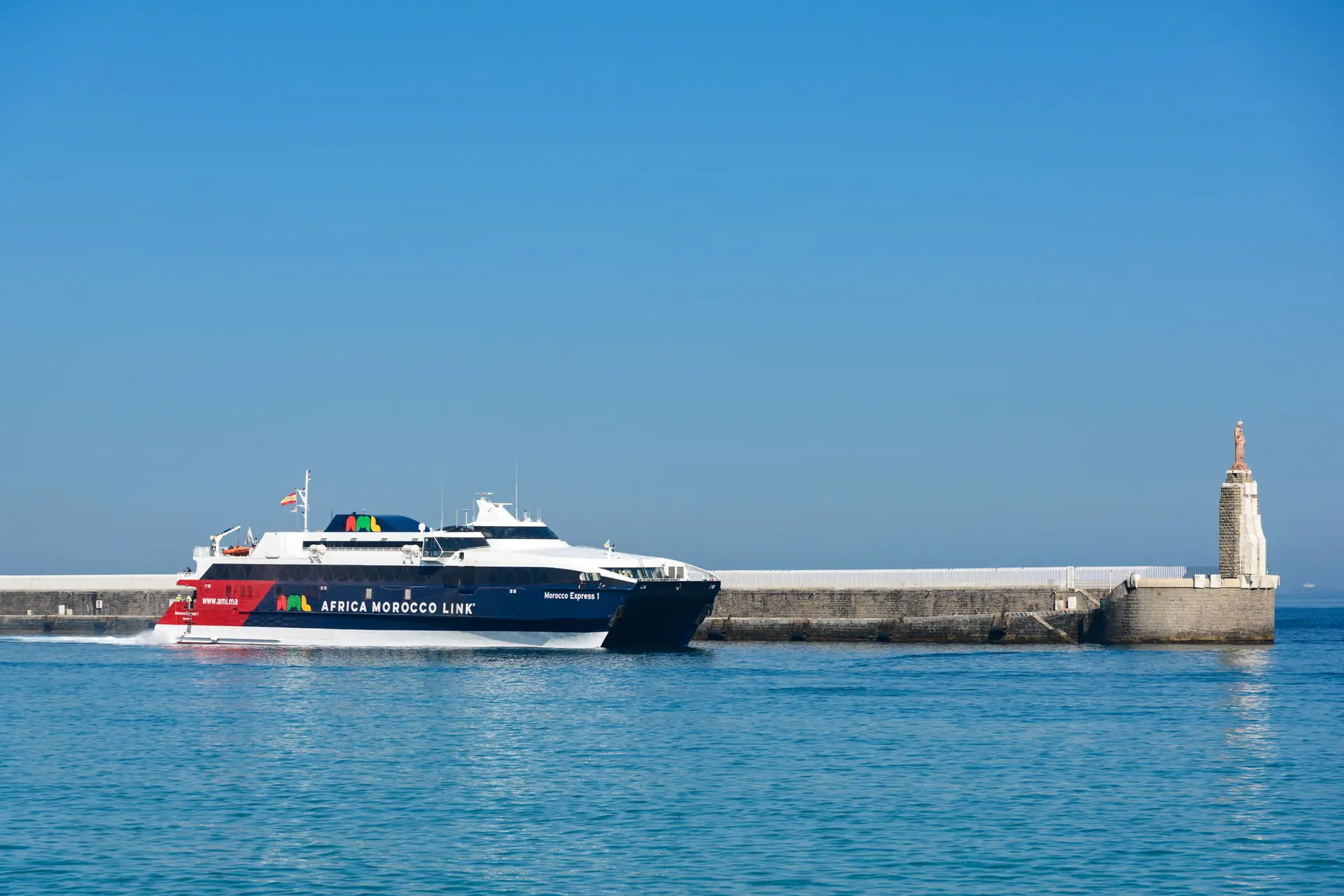 Un barco de Africa Morocco Link en el puerto de Tarifa procedente de Tánger.