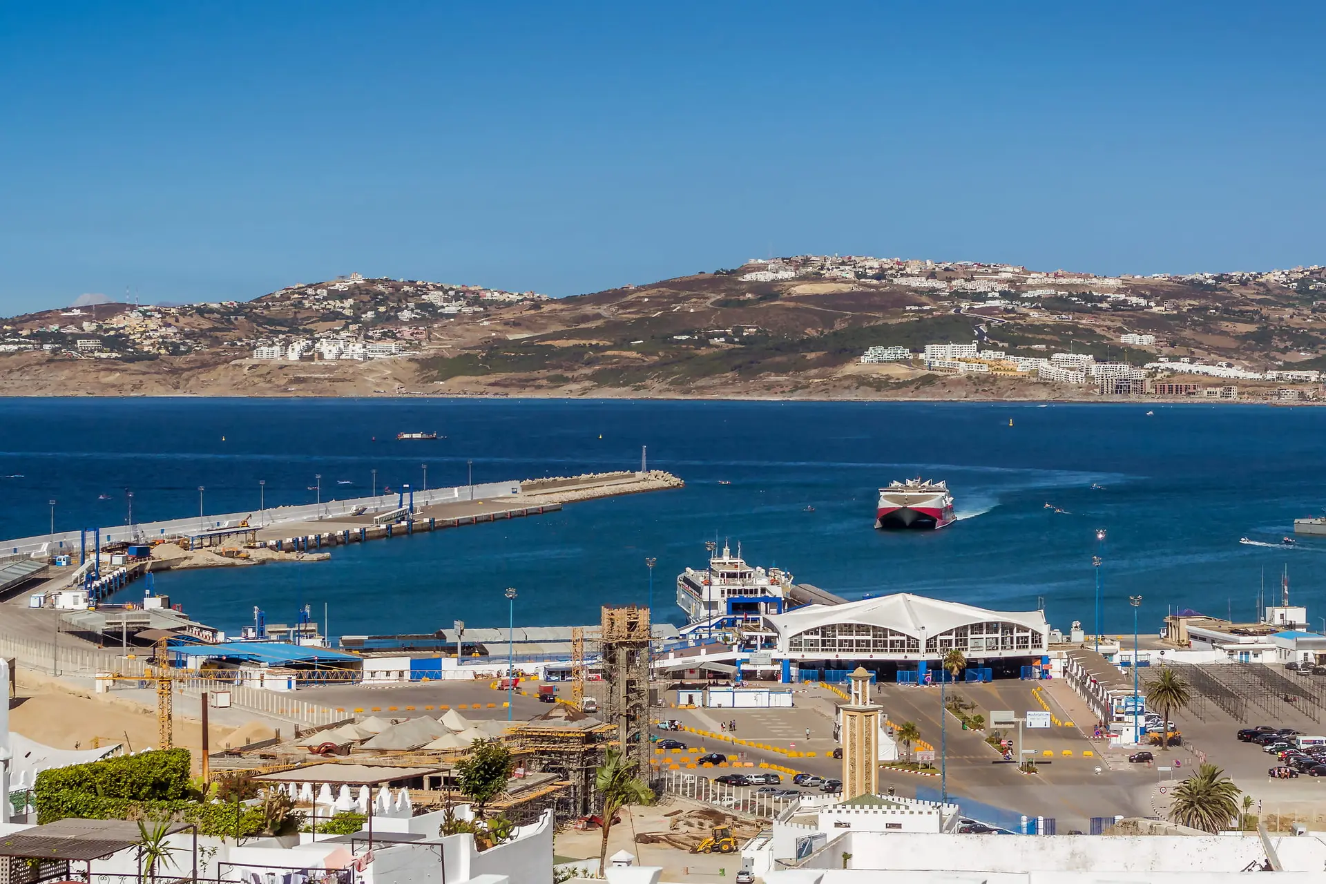 Un navire rouge entrant dans la zone portuaire de Tanger au Maroc