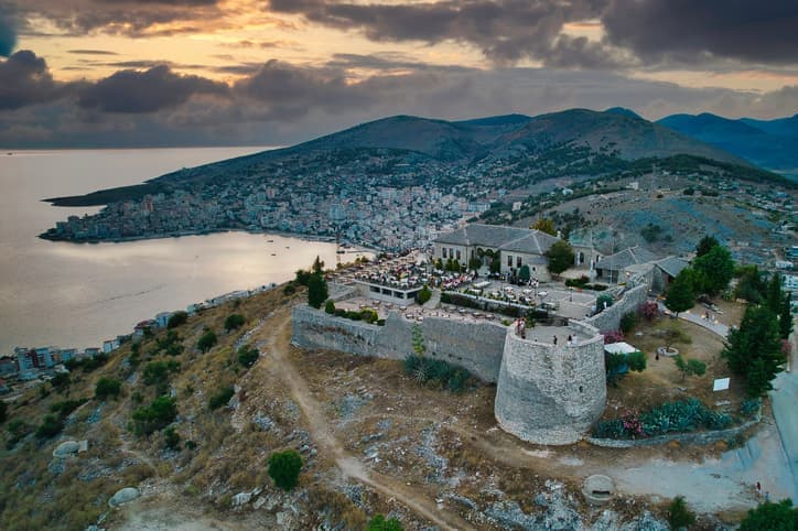 Città di Saranda nel sud dell'Albania prima del tramonto che domina dal castello in cima alla collina.