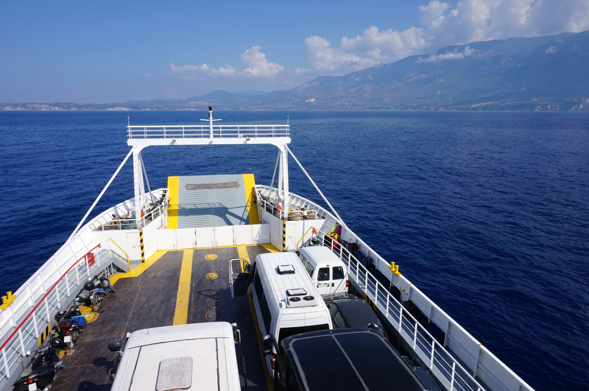 Les magnifiques mers grecques en ferry, avec à bord des camping-cars de tourisme