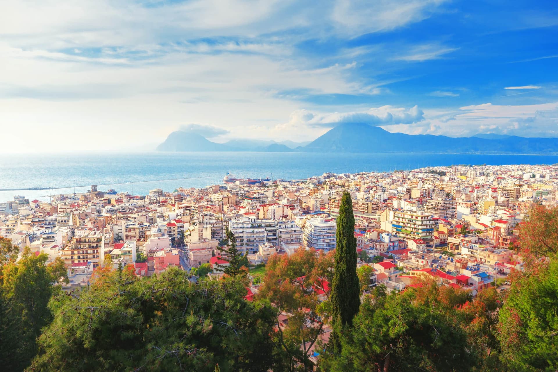La ville de Patras, porte d'entrée de la Grèce depuis l'Italie depuis les hauteurs