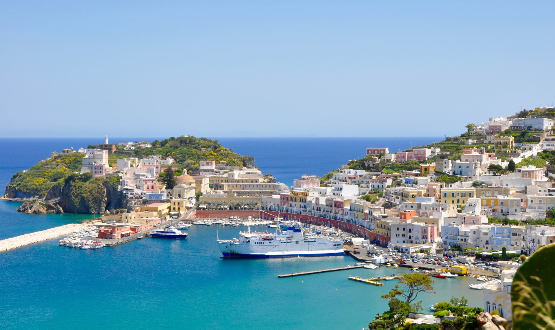 Le magnifique port de l'île de Ponza, avec son village pittoresque perché sur la colline au bord de l'eau azurée.