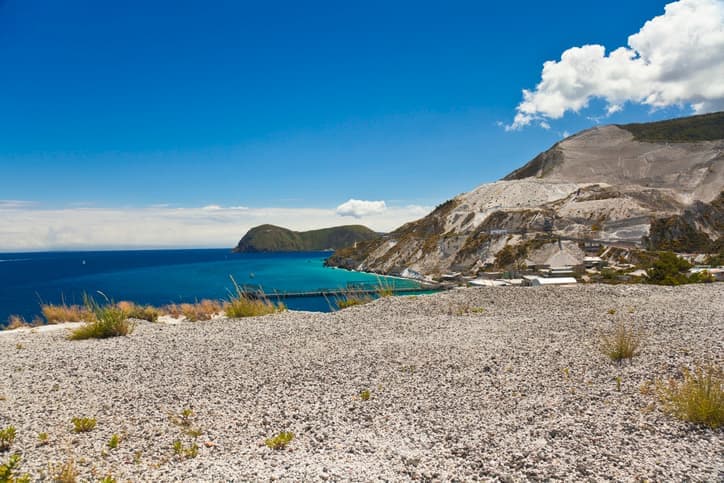 Vista panoramica della Spiaggia della Pomice a Lipari con le antiche cave bianche e il mare turchese delle Isole Eolie.