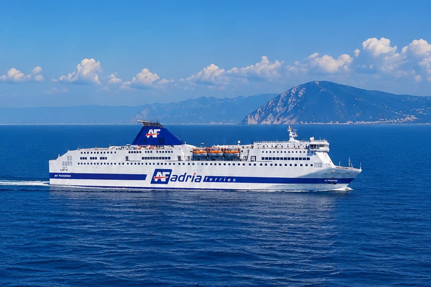 Traghetto Adria Ferries AF Pegasus in navigazione in mare aperto