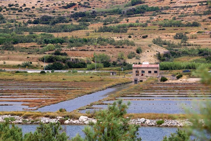 Saline storiche dell'isola di Pag, Croazia, con vasche d'acqua e antico edificio in pietra