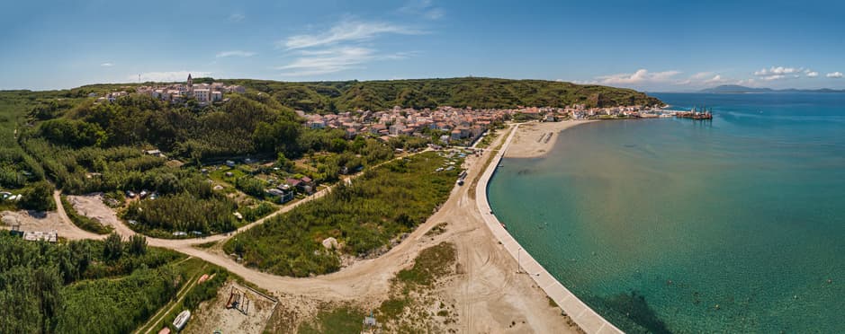 Vista aerea panoramica di Susak, Croazia, con spiaggia sabbiosa, mare turchese e villaggio tra la vegetazione