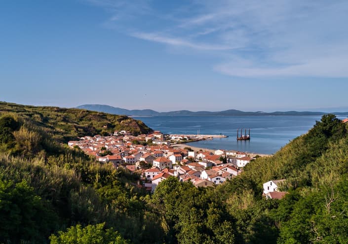 Vista dall'alto del villaggio di Susak in Croazia, con case dai tetti rossi affacciate sulla baia