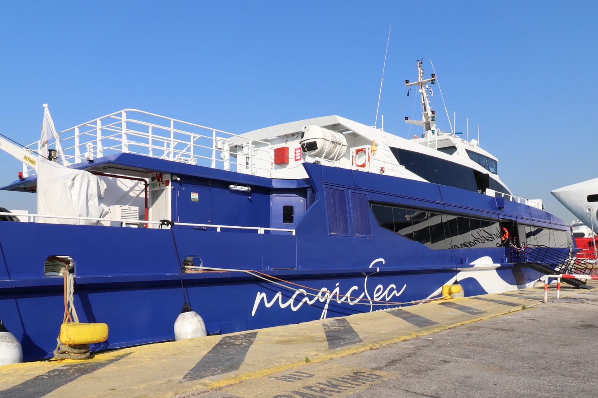 Ταχύπλοο Magic 2 της Magic Sea Ferries πριν την αναχώρηση για την Ύδρα