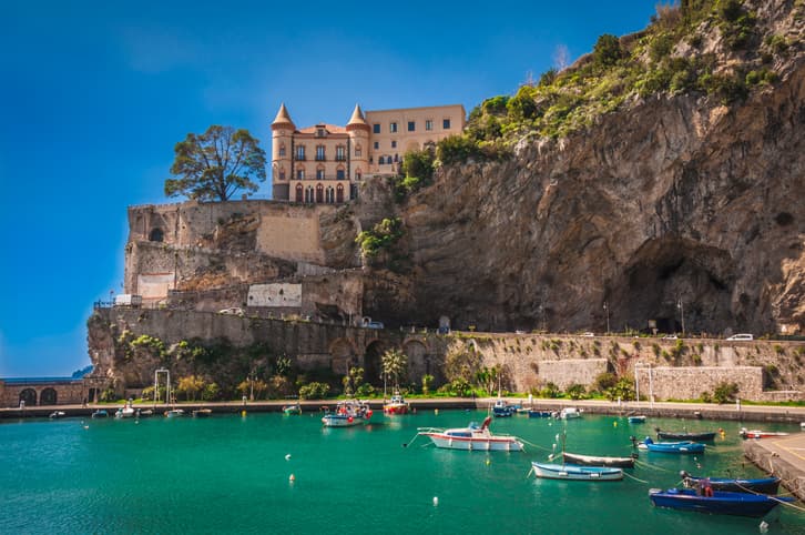 L'affascinante città di Maiori, costiera amalfitana,