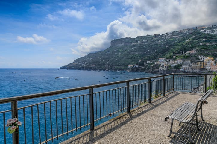Paesaggio marino della Costa Amalfitana: scorcio del paesaggio urbano di Minori, Italia meridionale.