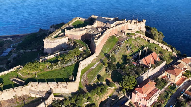 Vista aerea del Forte Falcone a Portoferraio, Isola d'Elba, con bastioni medicei affacciati sul mare blu
