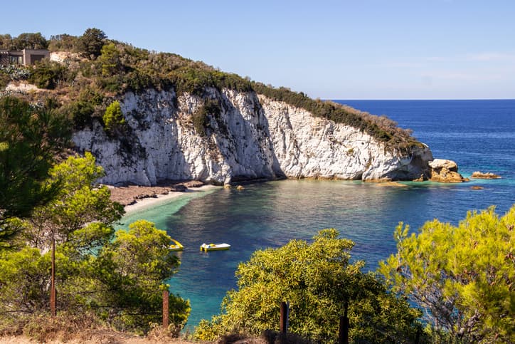 Spiaggia della Padulella a Portoferraio, Isola d'Elba, con scogliere bianche e acqua turchese trasparente