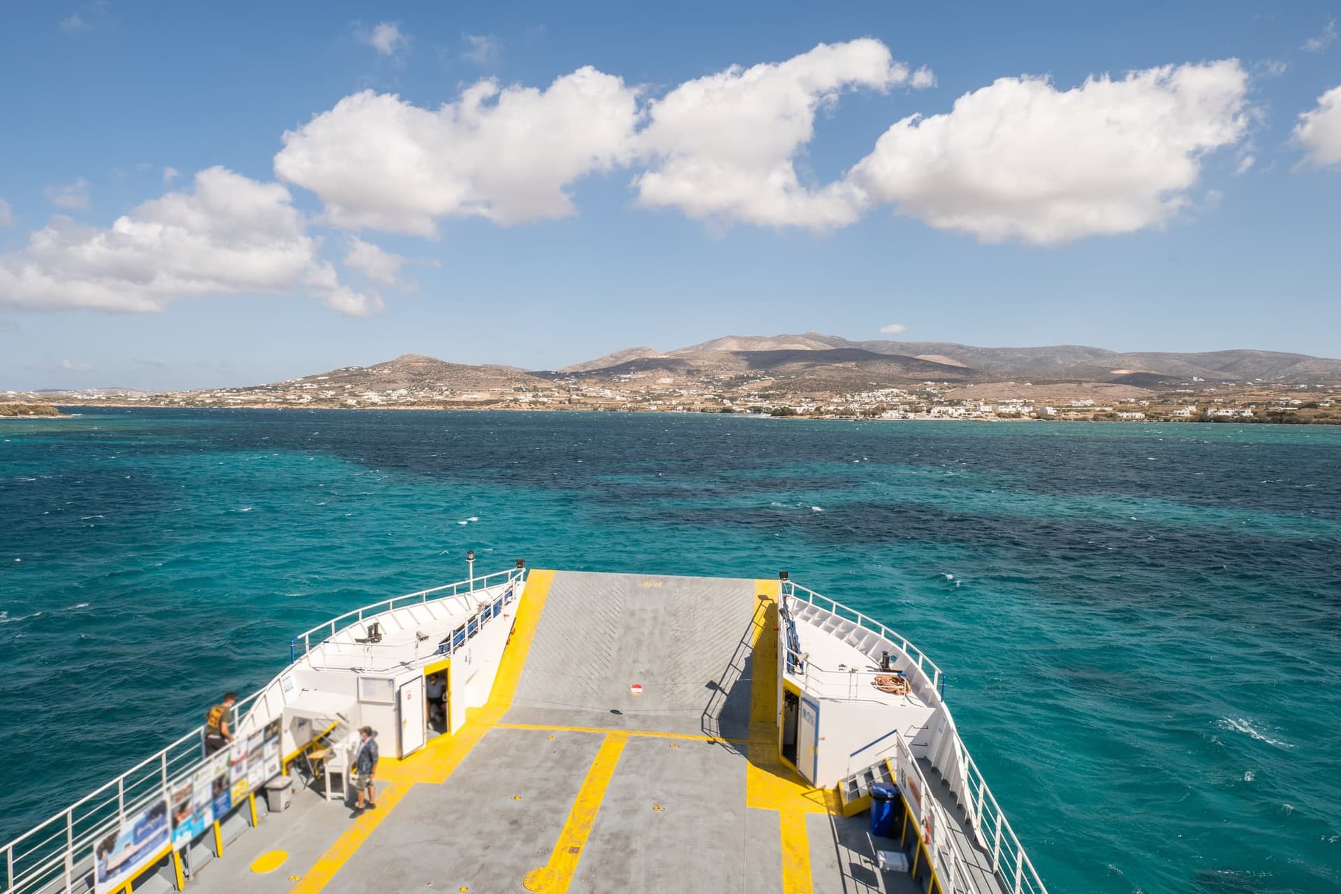 Θέα από το πάνω κατάστρωμα πλοίου ανάμεσα στα ελληνικά νησιά