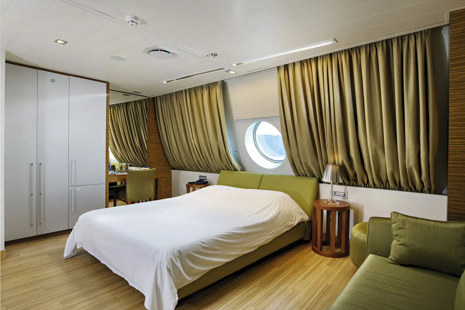Lux Cabin with window (tualet, Dush, TV, Krevat dopio)