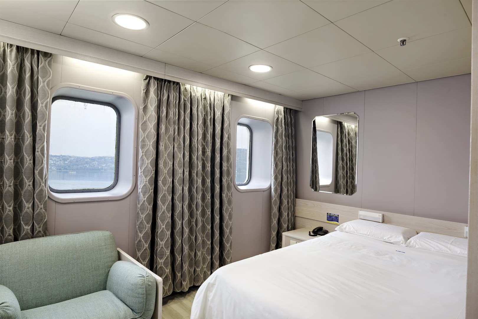 Lux Kabine mit Fenster (WC, Dusche, Fernsehen, Doppelbett)